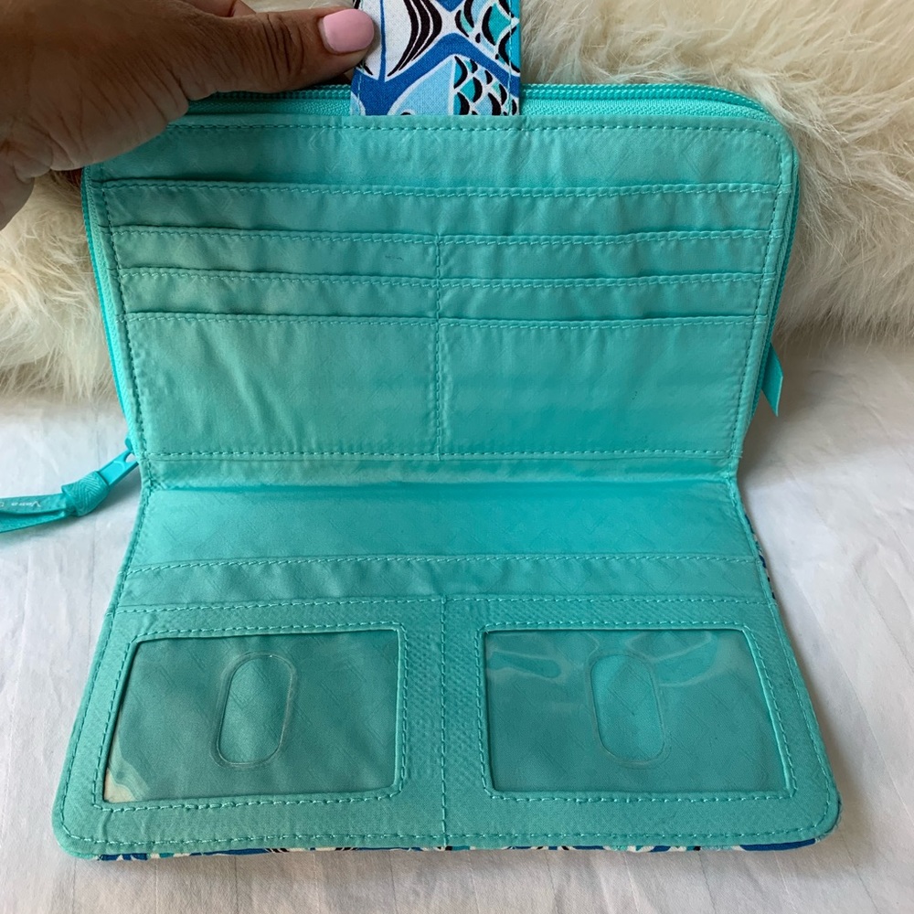 Vera Bradley wallet like New !! - Picture 6 of 7